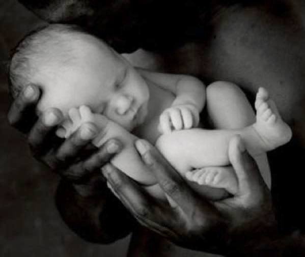 L'immagine può contenere: una o più persone e bimbo